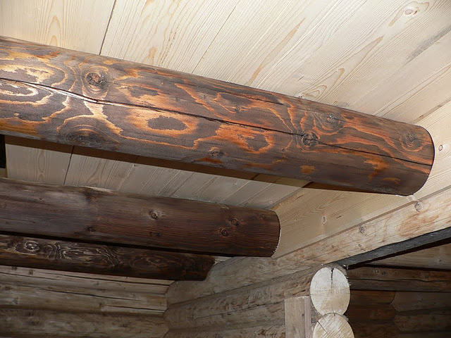 Деревянный потолок в бане