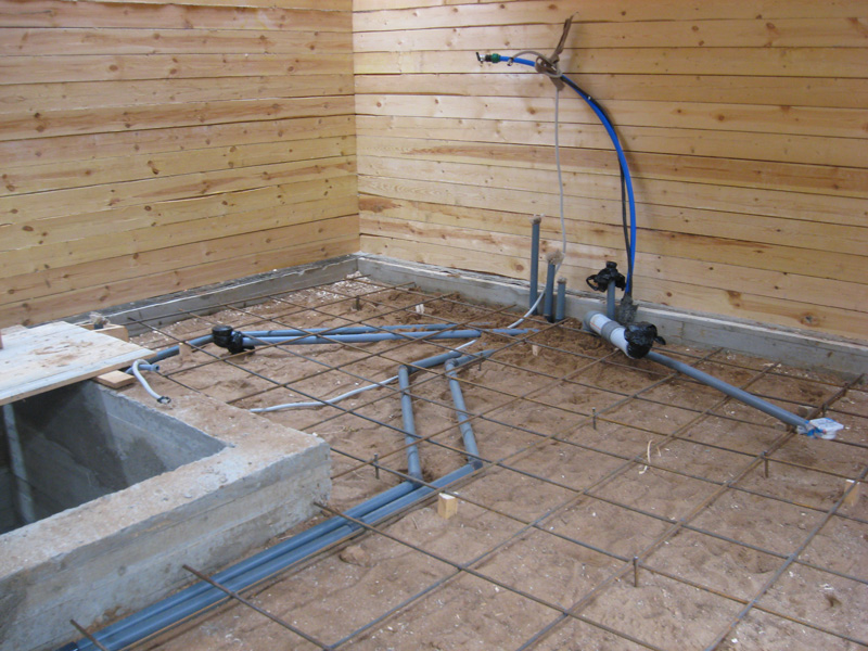 Бесперебойную работу системы канализации в бане обеспечит правильно спланированная схема оборудования