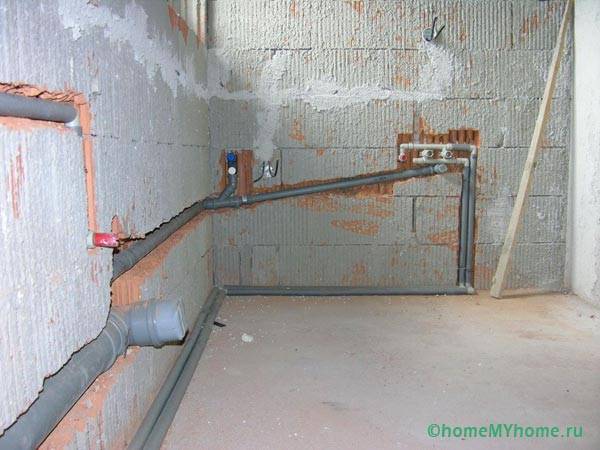 Монтаж канализационных труб со штроблением в стене