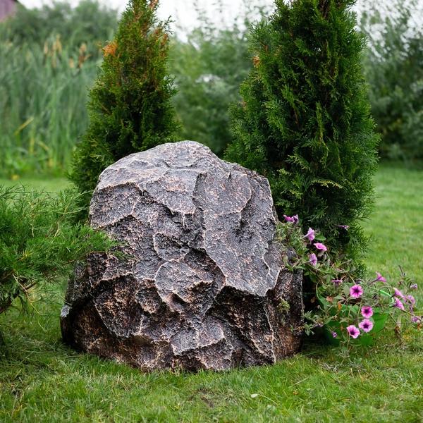 Камень-колпак может отлично вписаться в дизайн ландшафта участка. Фото с сайта hitsad.ru