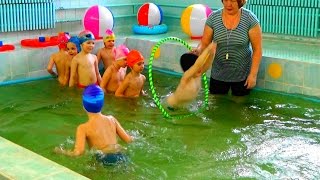 Как научить ребенка плавать УРОКИ ПЛАВАНИЯ в бассейне Игры в бассейне Бассейн в детском саду