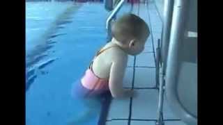 Ребёнок в 1 год и 9 месяцев умеет плавать!