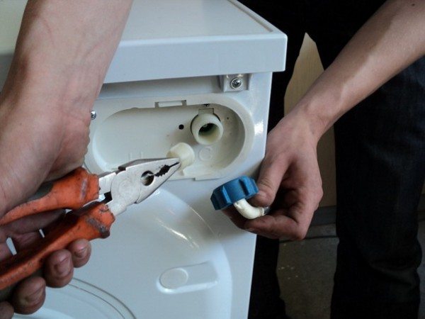 Если в санузле стоит автоматическая стиральная машина - отключите от нее шланг подачи воды, направьте его в унитаз и откройте вентиль.