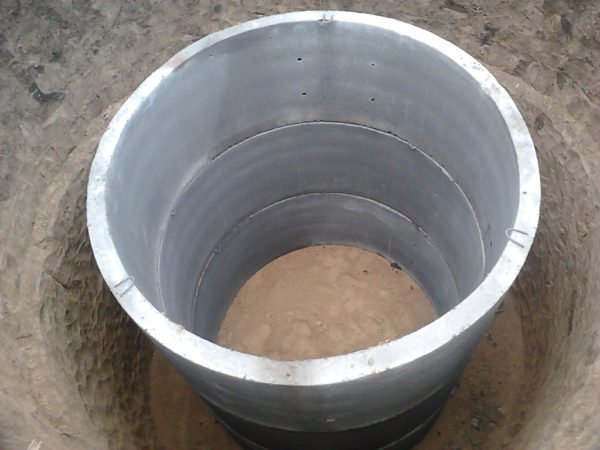 Выгребную яму можно сделать из бетонных колодезных колец.