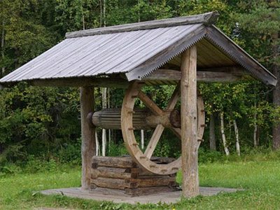 На фото типичная конструкция русского колодца.