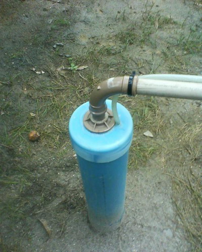 Водозаборный колодец, оборудованный оголовком