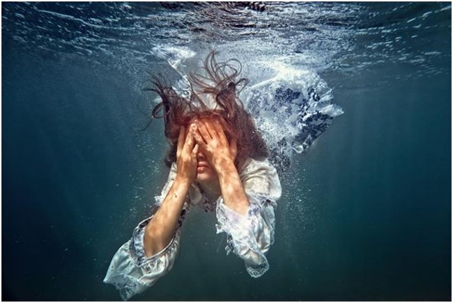 девушка под водой с закрытыми глазами