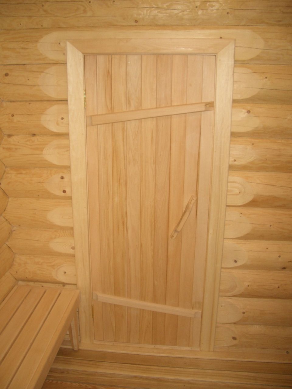 Дверь для бани из дерева