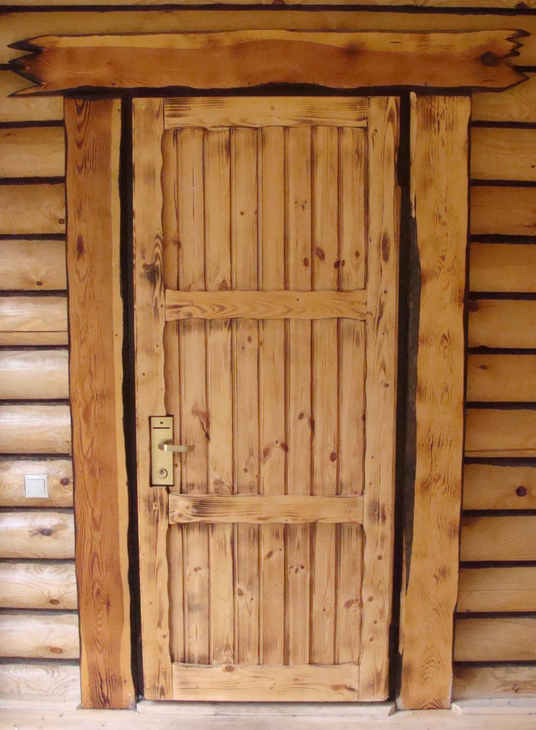 Состаренная дверь для бани