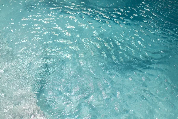 Вода в бассейне, море или океан — стоковое фото