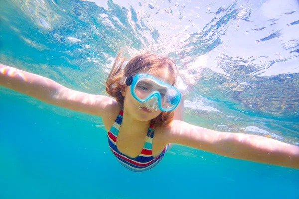 Подводное плавание белокурый малыш девочка подводные очки и купальник — стоковое фото