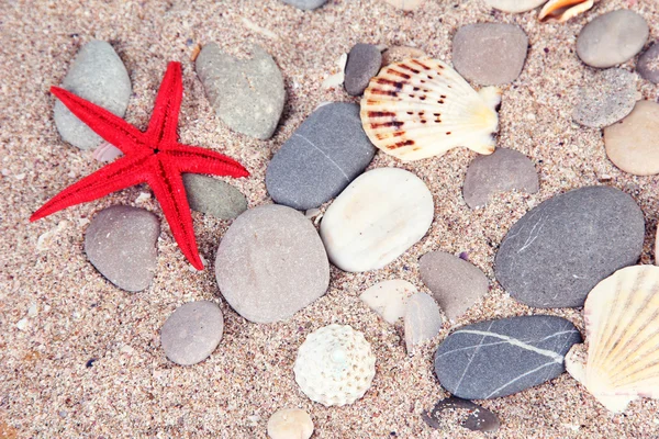 Морские камни на песке фоне — стоковое фото