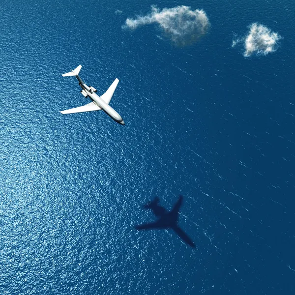 Самолет пролетает над морем — стоковое фото