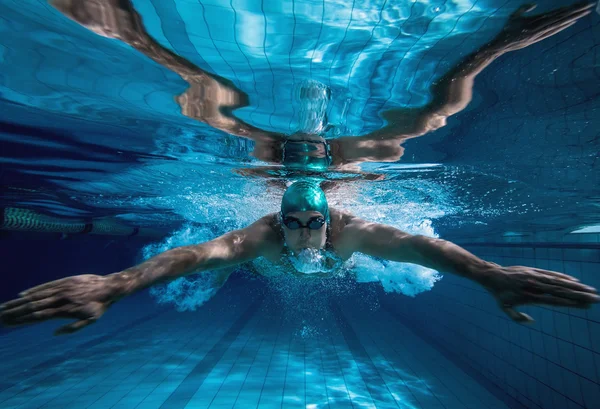 Fit пловец обучение сам — стоковое фото