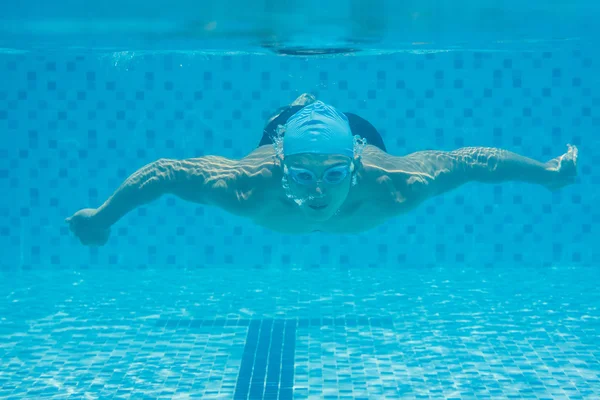 Плавание под водой — стоковое фото