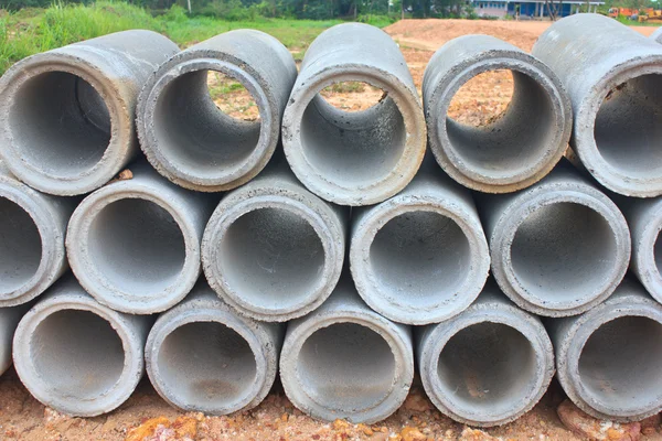 Штабелироваться бетонных дренажных труб — стоковое фото