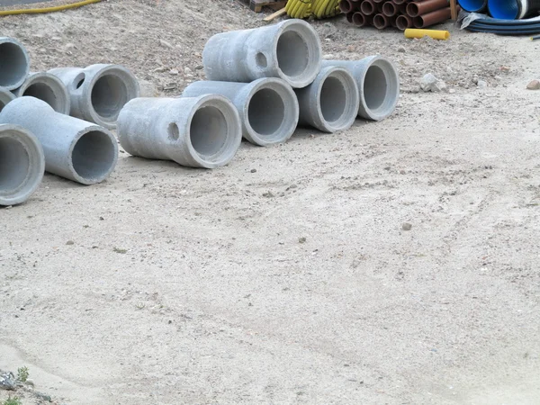Промышленные бетонные трубы для строительства — стоковое фото