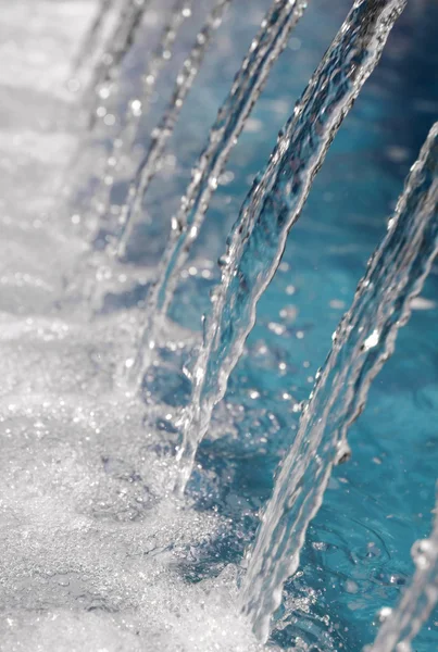 Уберите воду, бегущую от многих сигналов со сверкающими снижениями — стоковое фото