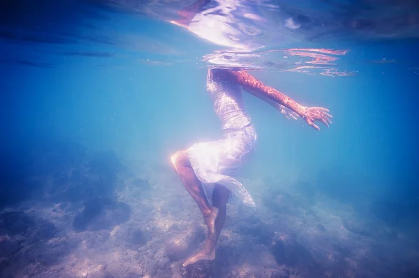 Подводный Женский портрет с белым платьем в море — стоковое фото