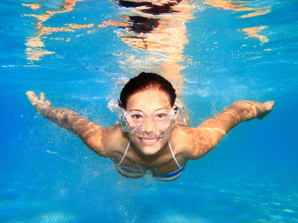 Женщина, подводное плавание в бассейне — стоковое фото
