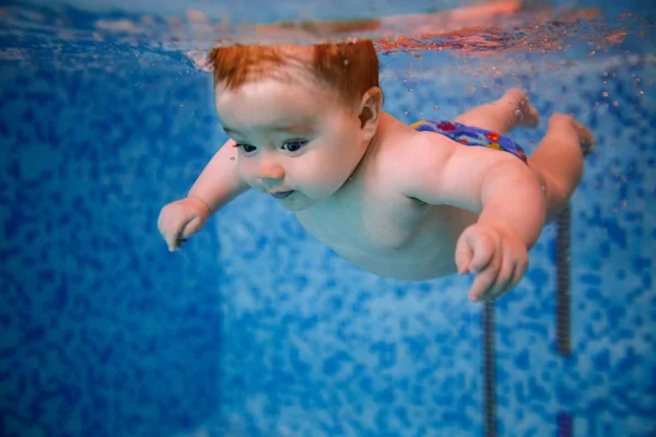 Детское плавание в бассейне — стоковое фото