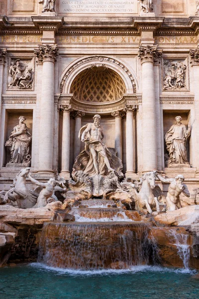 Фонтан Треви - знаменитая достопримечательность в Риме — стоковое фото