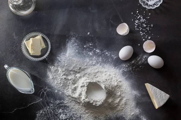 Тесто на черные таблицы с мукой и ингредиенты — стоковое фото