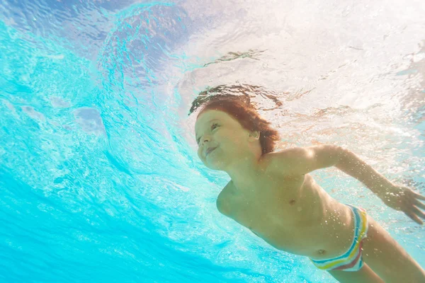 Мальчик, плавание под водой бассейн — стоковое фото