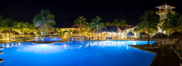 Панорама отель и бассейн ночью — стоковое фото