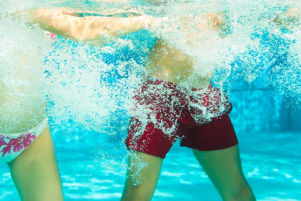 Фитнес - спорта и гимнастики под водой в бассейне или спа — стоковое фото