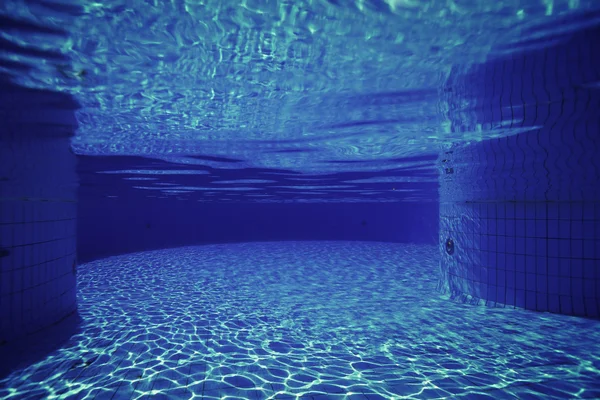 Под водой в бассейне — стоковое фото