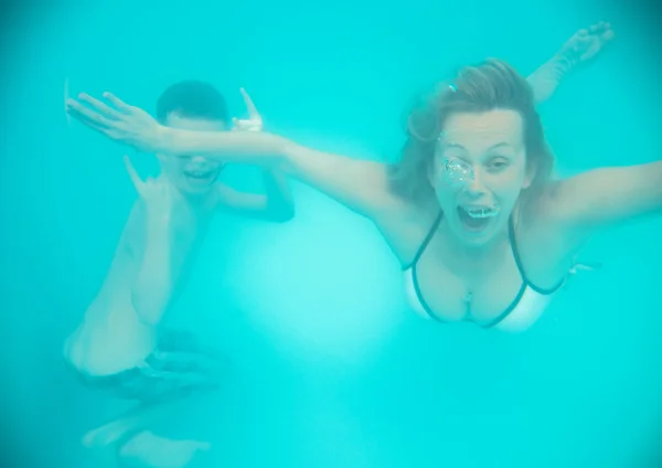 Мать и сын гримаса под водой в бассейне — стоковое фото
