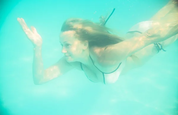 Женщина, подводное плавание в бассейне — стоковое фото