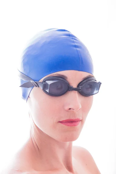 Портрет девушки в купальную шапочку и очки для плавания — стоковое фото