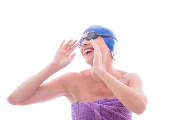 Она покачала в полотенце на голове и очки для плавания/для sw — стоковое фото