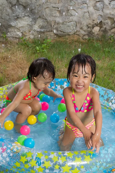 Азиатские девочки китайский играть в бассейн Надувные резиновые — стоковое фото