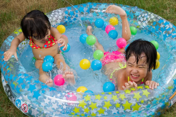 Азиатские девочки китайский играть в бассейн Надувные резиновые — стоковое фото