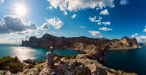 Туристы на красоты ландшафты Крыма фон — стоковое фото