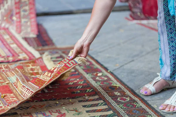 Грузинские ковры ручной работы с национальным орнаментом — стоковое фото