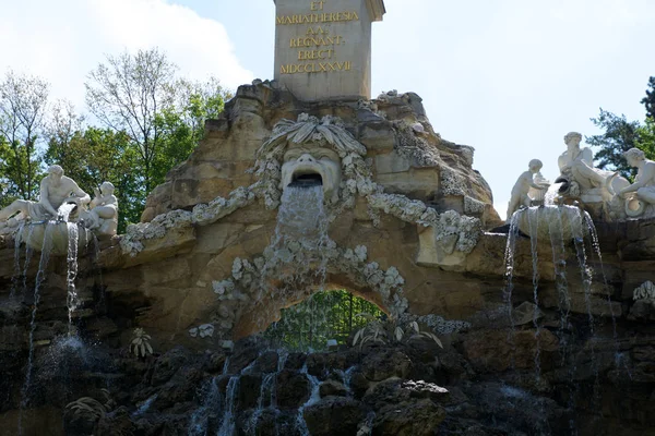 Вена, Австрия - 30 апреля 2017: Просмотр Обелиск фонтана Obeliskbrunnen в общественный парк дворца Шёнбрунн — стоковое фото