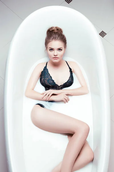 Женщина, расслабляясь в ванной — стоковое фото