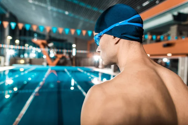 Пловец по плаванию шапочка и очки — стоковое фото