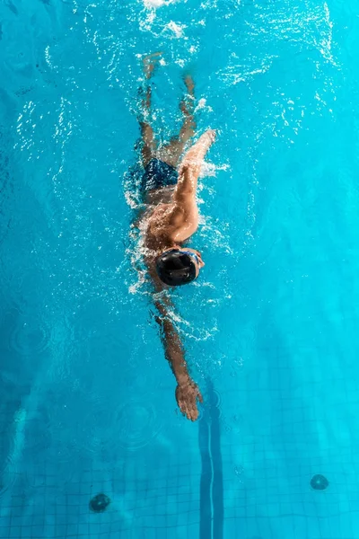 Профессиональный пловец в бассейне конкуренции — стоковое фото