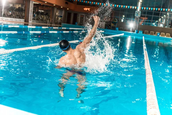 Победившая пловец в бассейне — стоковое фото