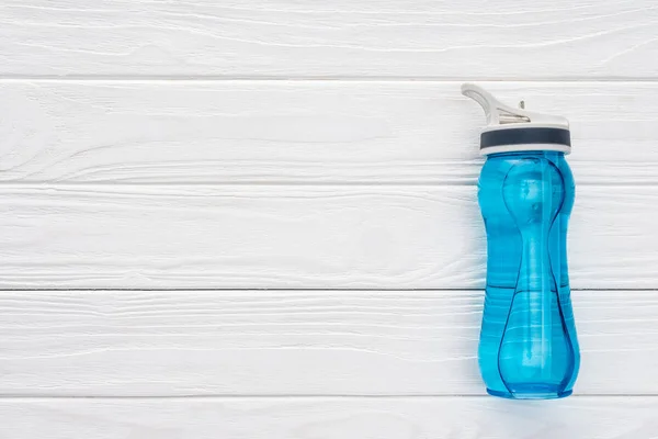 Вид Сверху Синий Спорта Бутылки Водой Белые Деревянные Поверхности — стоковое фото