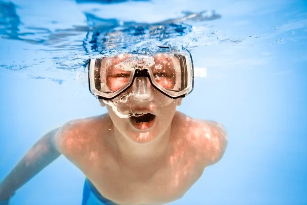 Мальчик под водой — стоковое фото