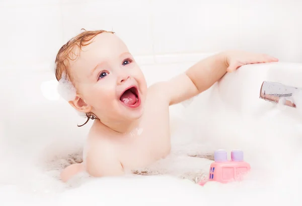 Ребенок, принимающий ванну — стоковое фото