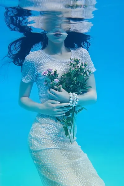 Девочка под водой — стоковое фото