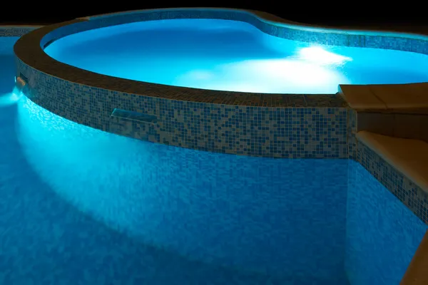 Небольшой бассейн ночью — стоковое фото