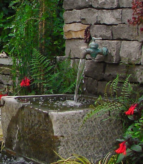 Садовые фонтаны из камня